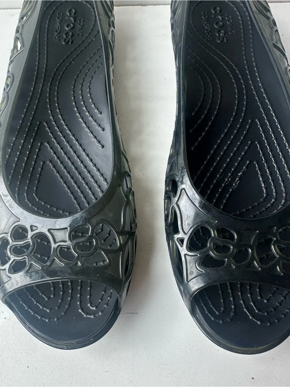 Crocs Women’s Black Floral Cutout Peep Toe Jelly Flats Comfort Shoes Size 7 W - Picture 3 of 10